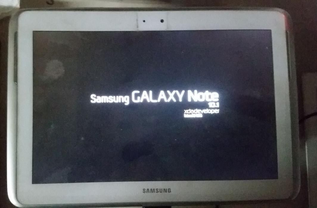 Il tablet Samsung Galaxy Note 10.1 xdadeveloper, secondo la schermata di avvio.