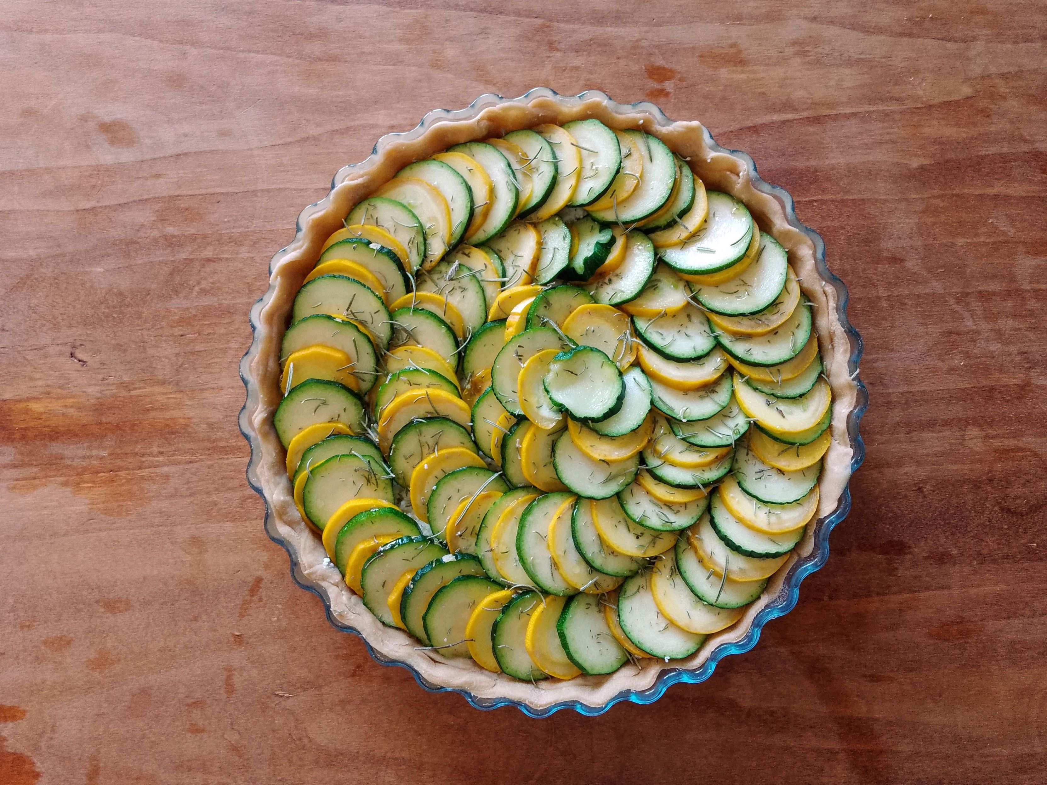 Tarte salée aux courgettes sur fon de brousse de brebis (veganisable avec une ricotta de tofu) façon tian : j'ai alterné les rondelles jaunes et vertes