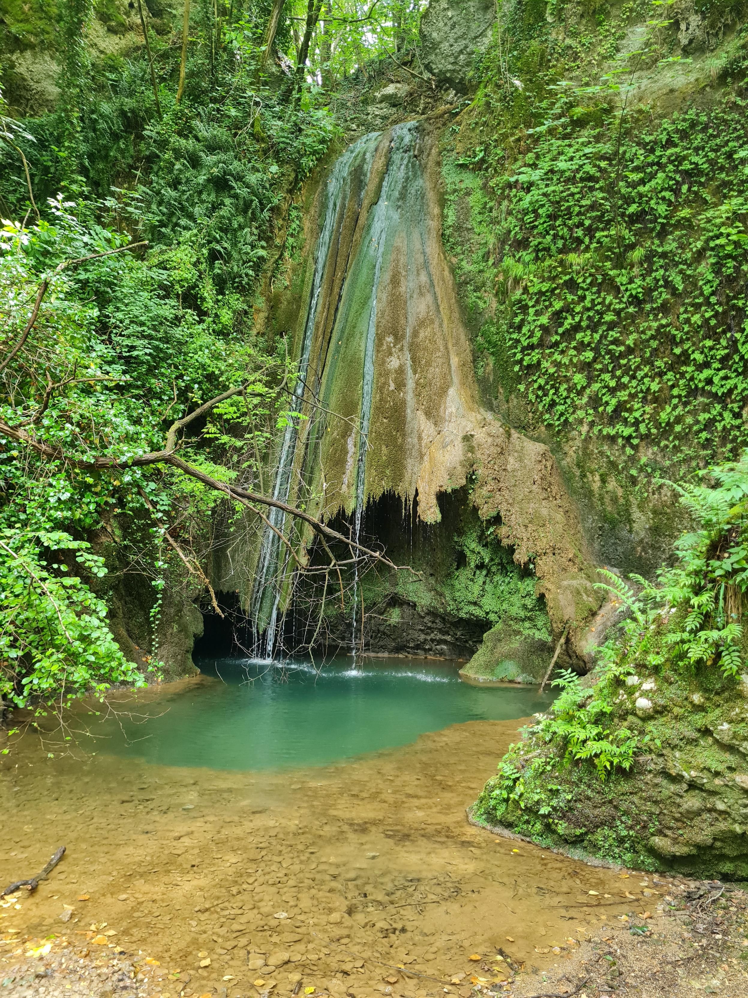 Piccola cascata con una peculiare formazione rocciosa