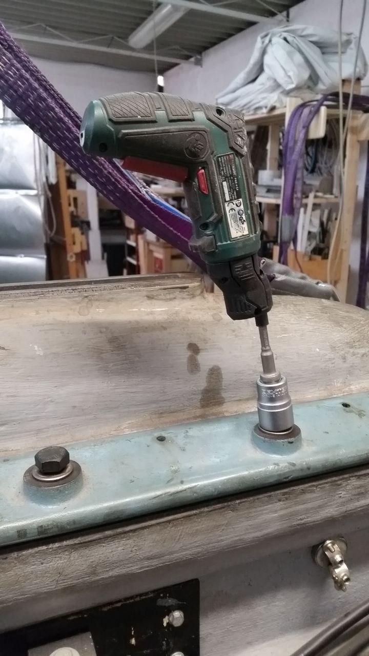 Avvitatore Lidl in equilibrio sopra una vite con testa esagonale da 21 mm.