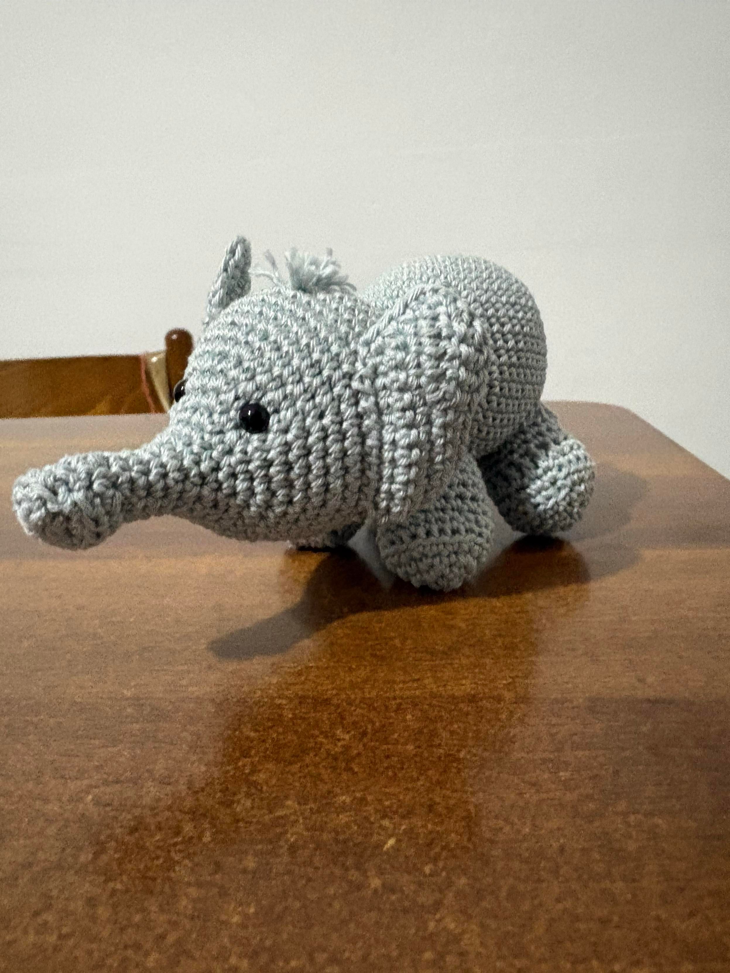 Primo piano di un elefante fatto all’uncinetto di colore grigio chiaro