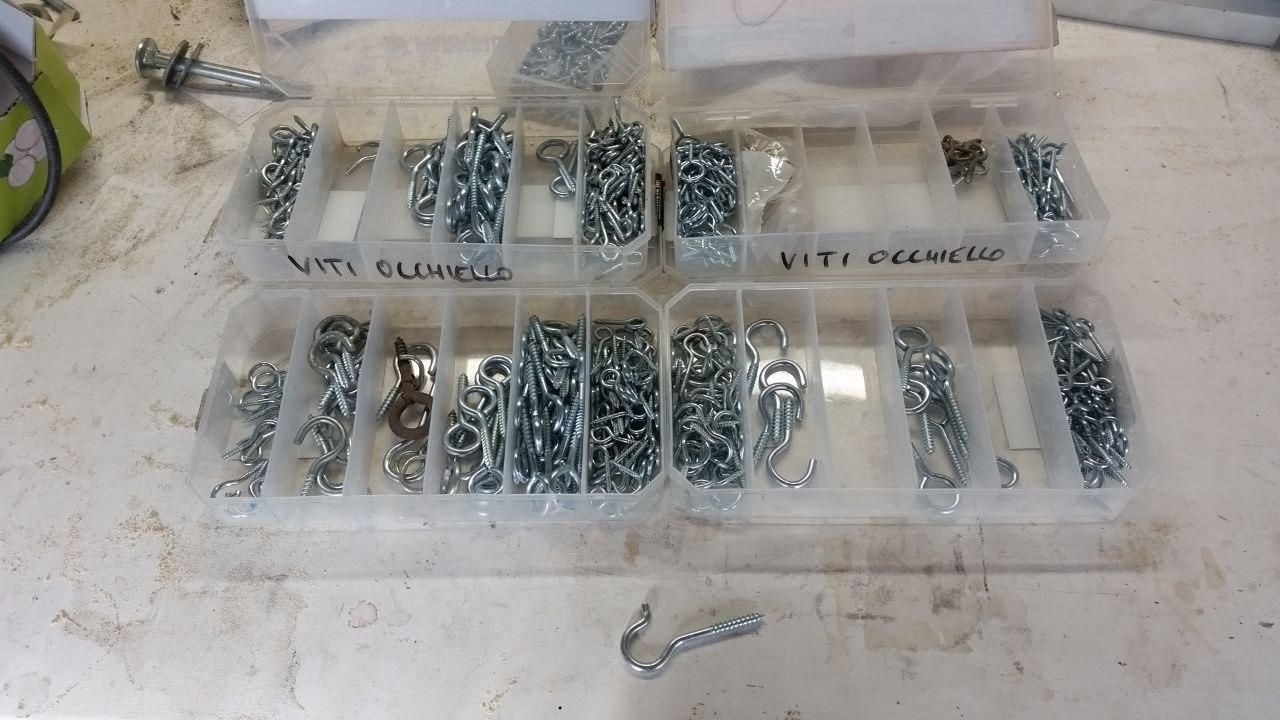 Quattro set di viti a occhiello zincate provenienti dal Lidl.
Ne è rimasta una sola del tipo che mi serve ora.