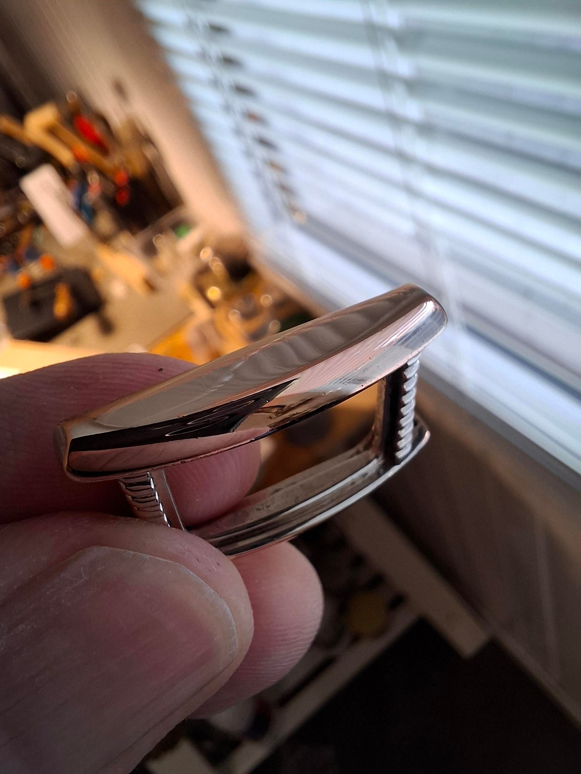 Photo de l'avant. 
Apparition du cuivre suite à un polissage sur ce boitier que je croyais être en acier 