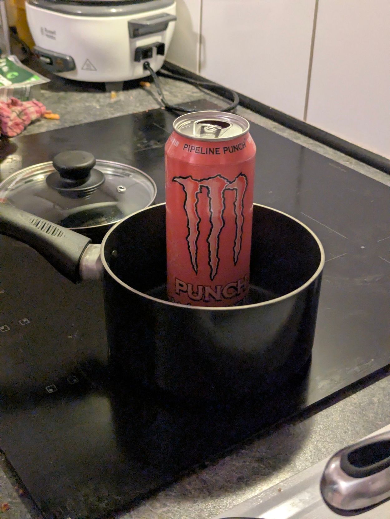 Eine Pipeline Punch-Dose welche in einem kleinen Topf drin steht.