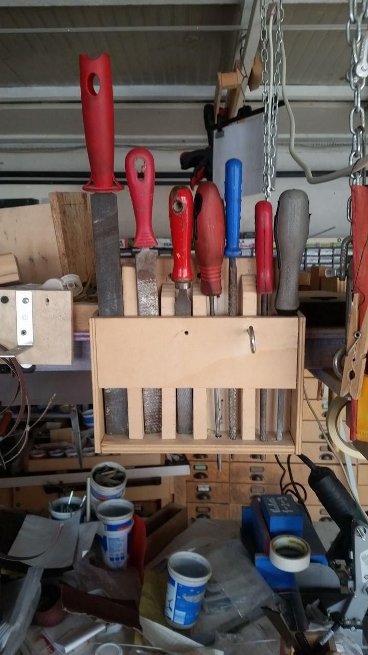 Portalime appeso sopra il tavolo.