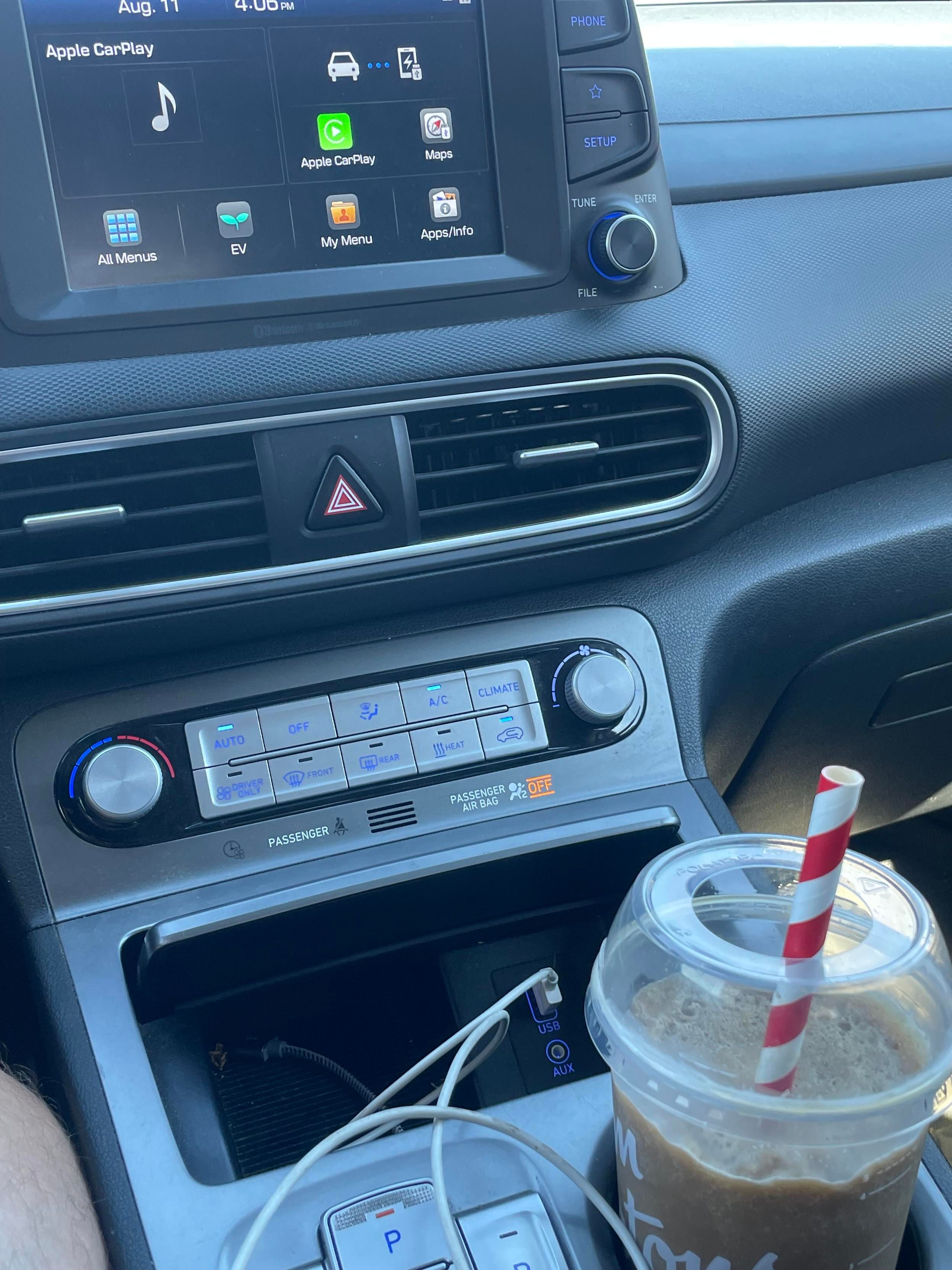 A picture of the console show say large ice cap in the cupholder