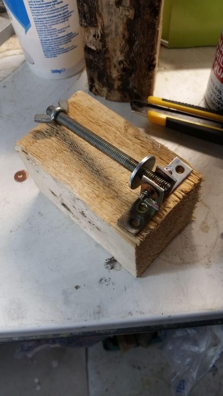 La barra filettata M8 forata da 3,2mm nel toot precedente, con una vite M3×20 a testa cilindrica, impronta esagonale, che la trattiene tra due staffe a L in modo che possa oscillare liberamente.
All'estremità opposta un dado a galletto con rondella.