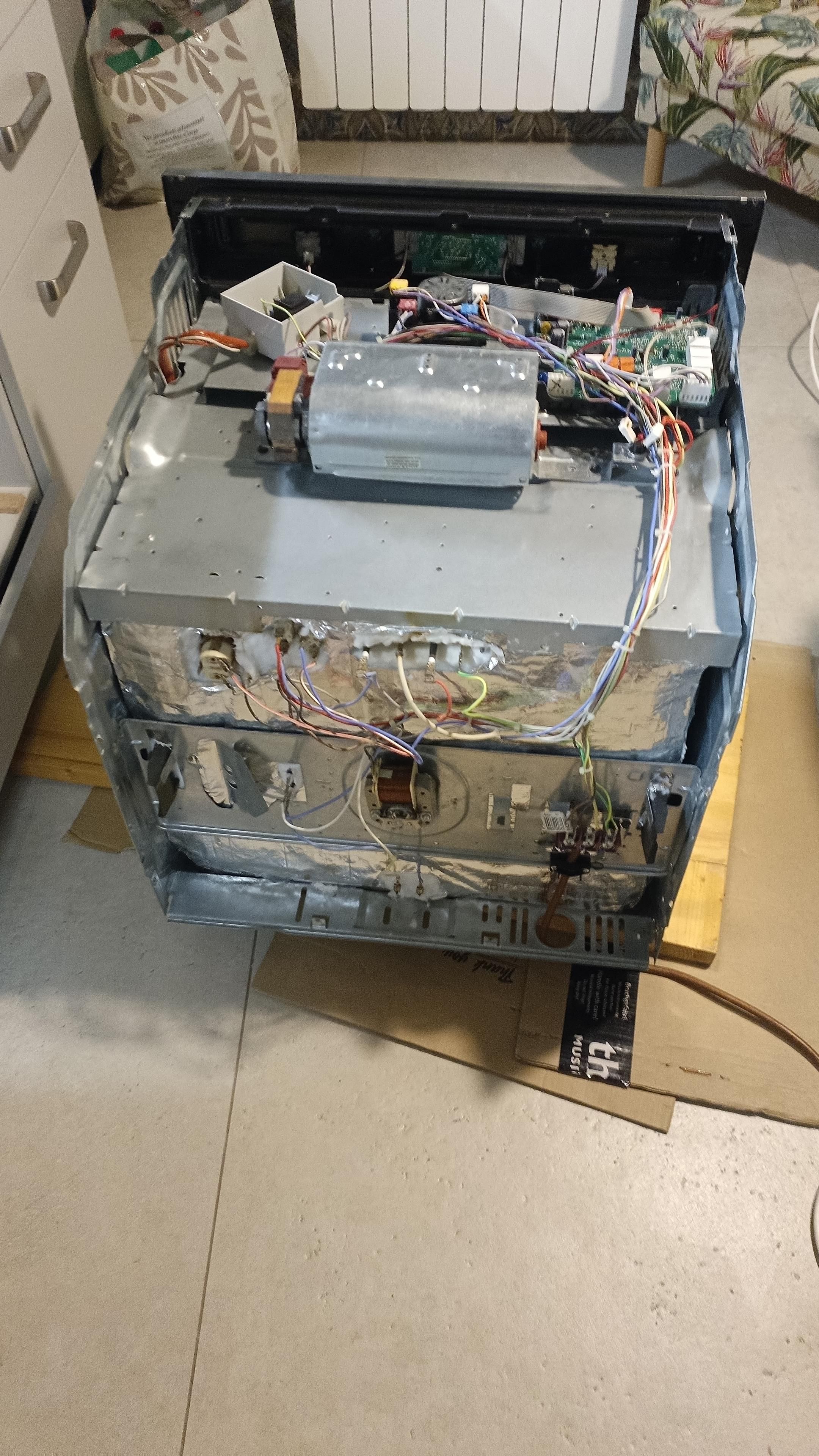 Forno elettrico smontato per manutenzione 