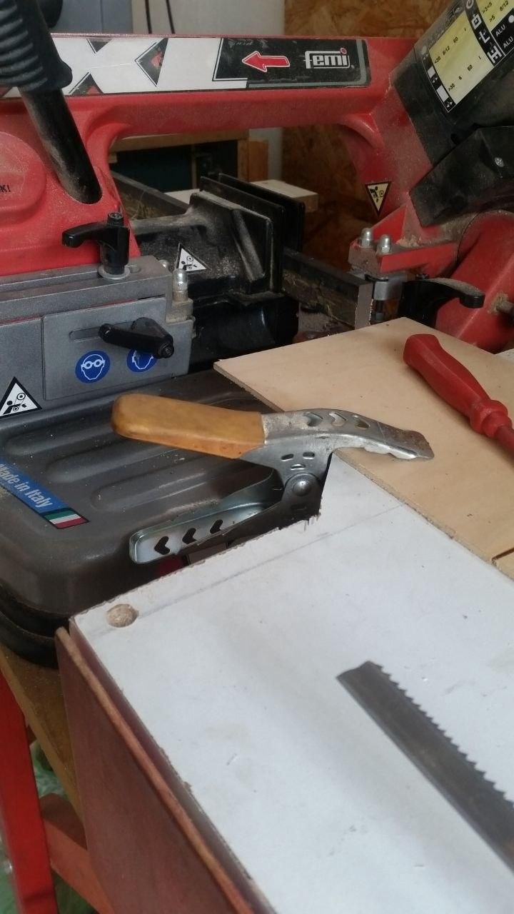 La lama spezzata della sega a nastro.