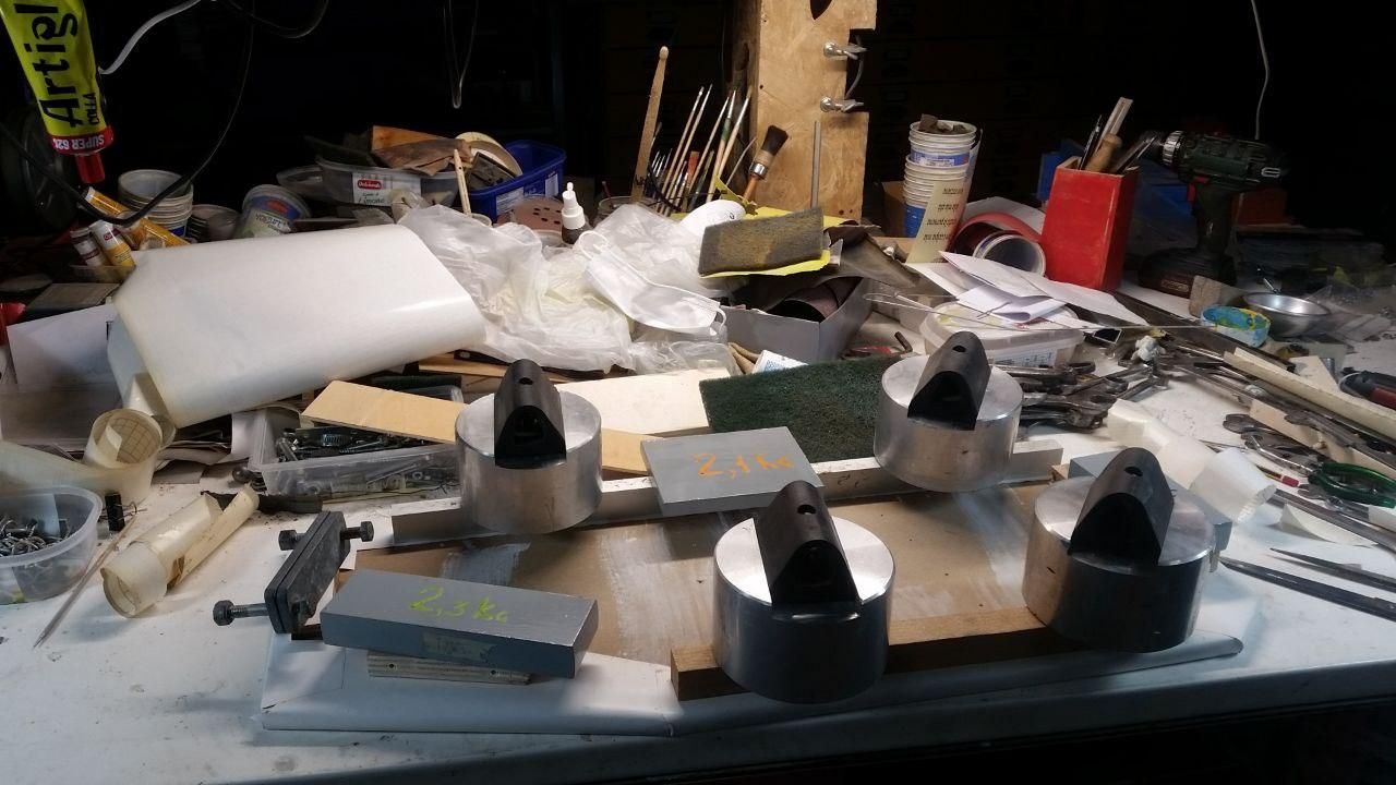 Piano per le chiavi capovolto, con varie cose eterogenee pesanti per far prendere bene i bordi della pellicola sulla parte posteriore, non verniciata.