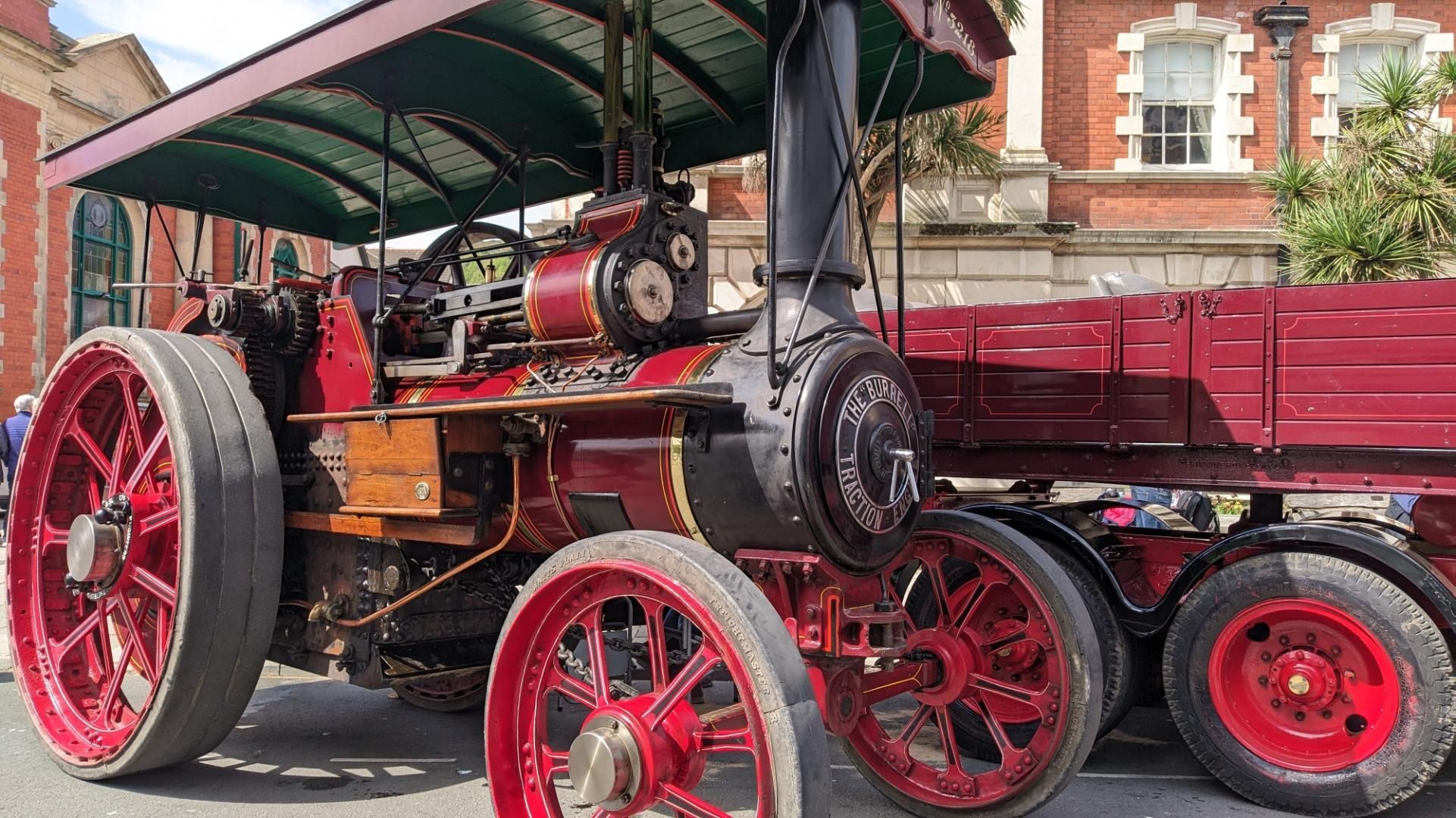 Steam machinery with small wheel in front and large wheels on the back
