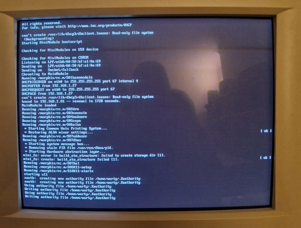 A screenshot of Ubuntu 4.10 booting in expert mode on an old computer; it follows Morphix RC init, and then starts X server with authority files stored in /home/warty