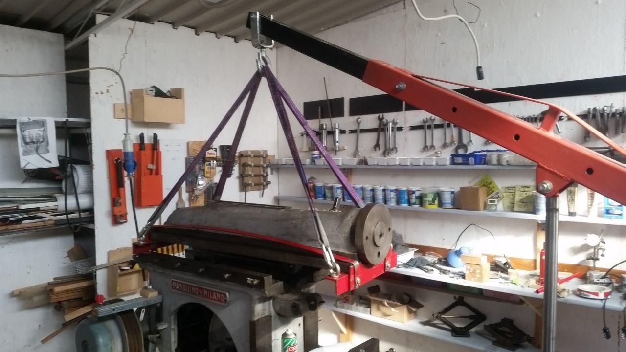 Testa della limatrice appesa alla capra con cinghie viola.
La capra ha il braccio troppo corto per arrivare al punto giusto: devo allungarlo.