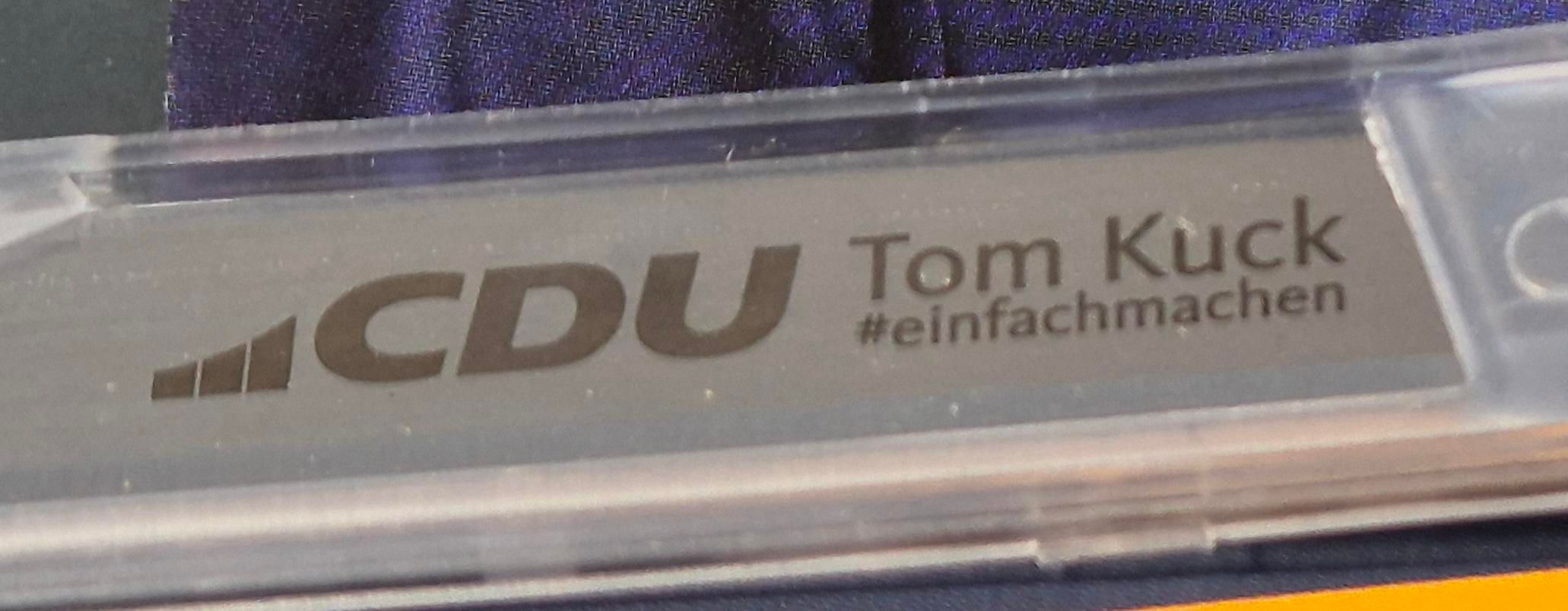 Close-Up auf die Klinge, auf der "CDU", der Name eines Kandidaten und "#einfachmachen" steht