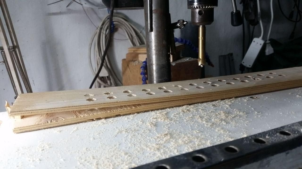 Pezzo di compensato con 26 fori da 12 mm.
Gli strati si sono 🤬 🤬 🤬  scollati.