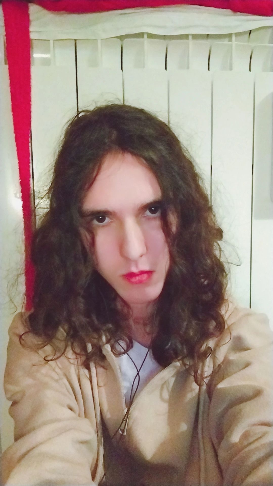 Altro selfie con filtro Alight di B612 per terra appoggiata al termosifone