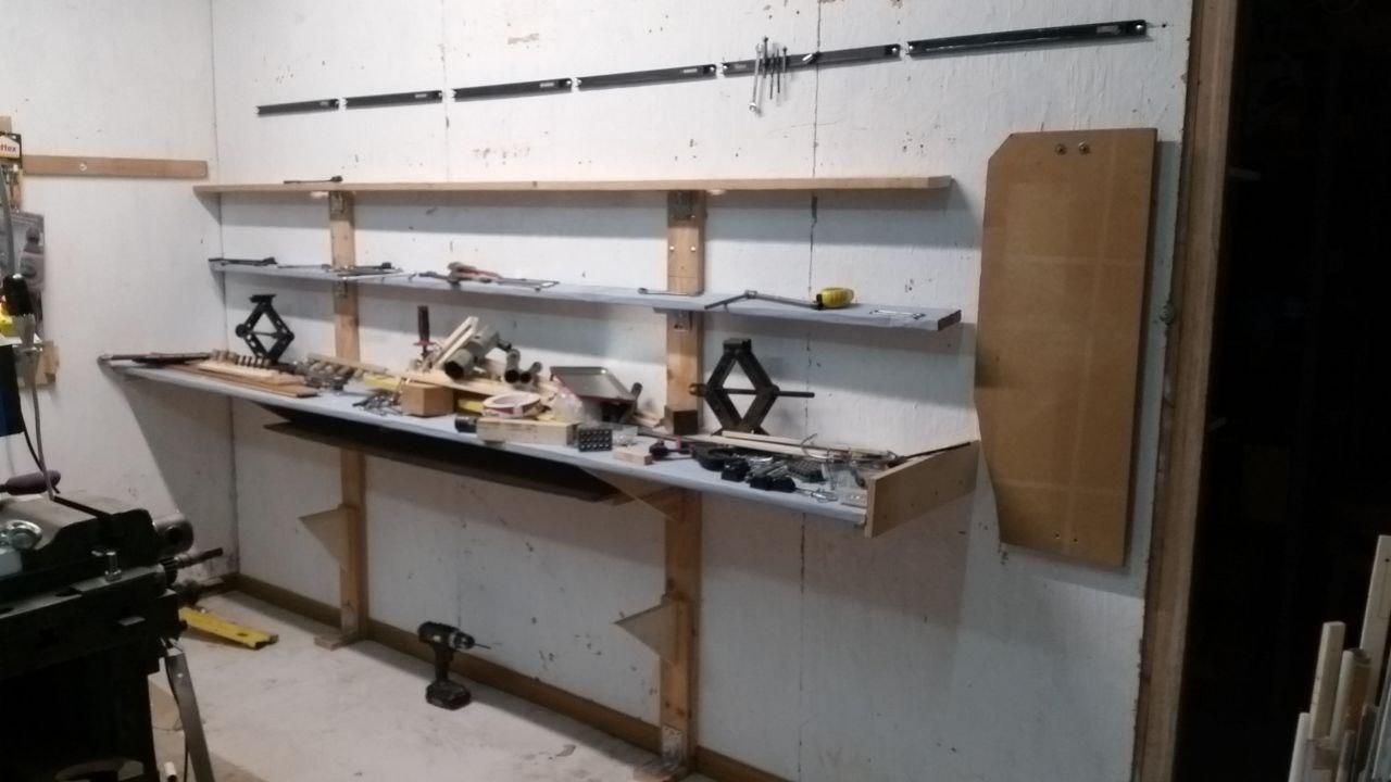 Il super scaffale con sopra 6 barre calamitate (Lidl) e da un lato un pannello sul quale appendere le chiavi combinate.
Sotto la predisposizione per aggiungere un ulteriore ripiano.
La quantità di cose sparse sul ripiano principale sta aumentando.