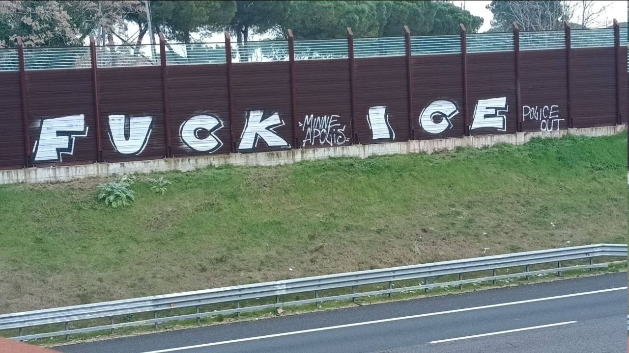 Graffito in autostrada: "FUCK ICE" / Police Out
minnie/apolis 