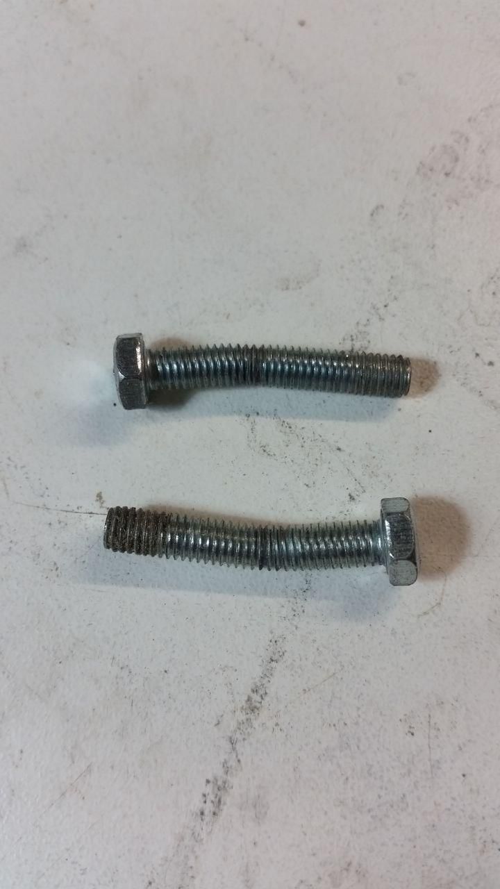 Due viti M5 a testa esagonale, piegate.