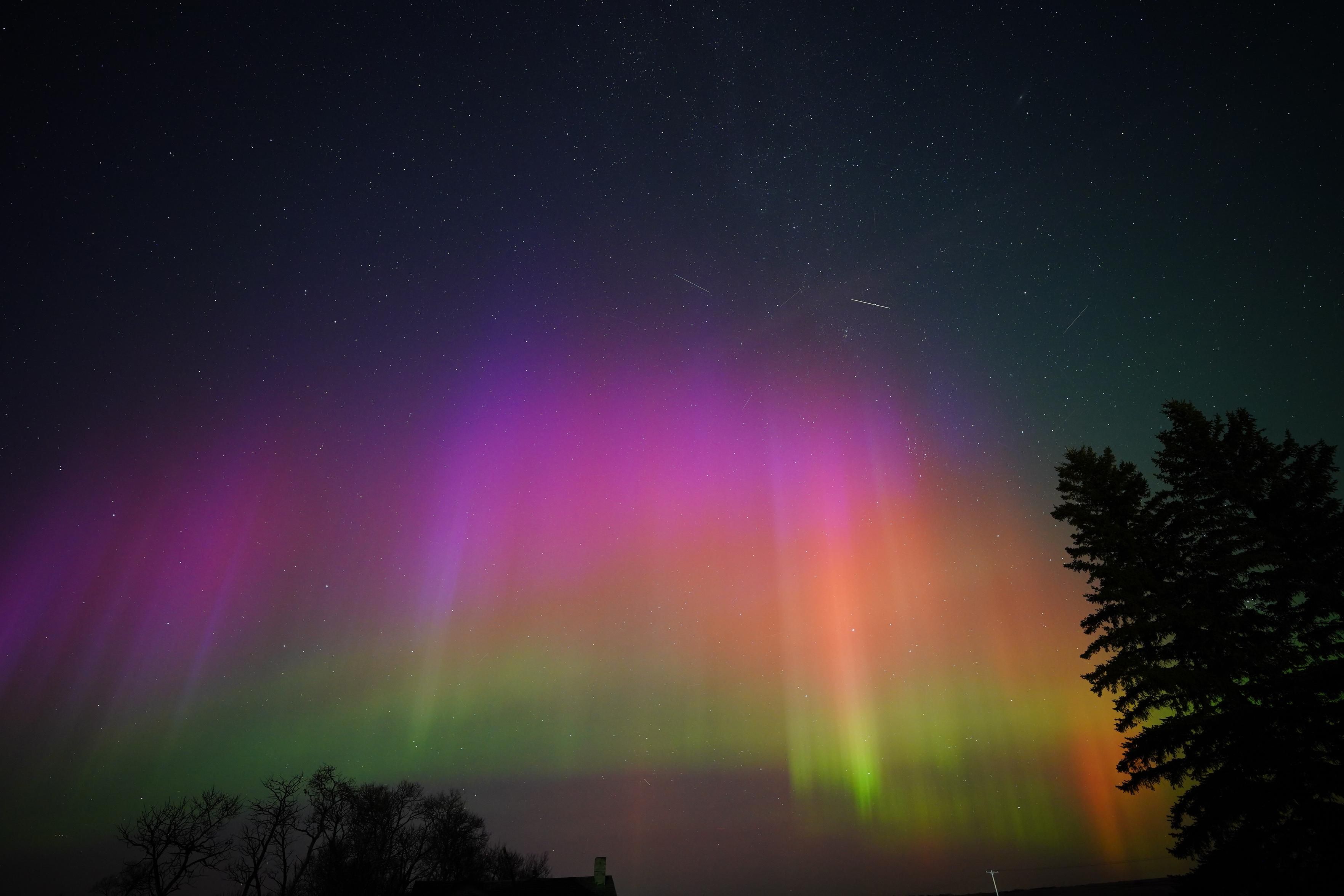 Similar to the previous picture, but with some more bright green at the very bottom of the sky