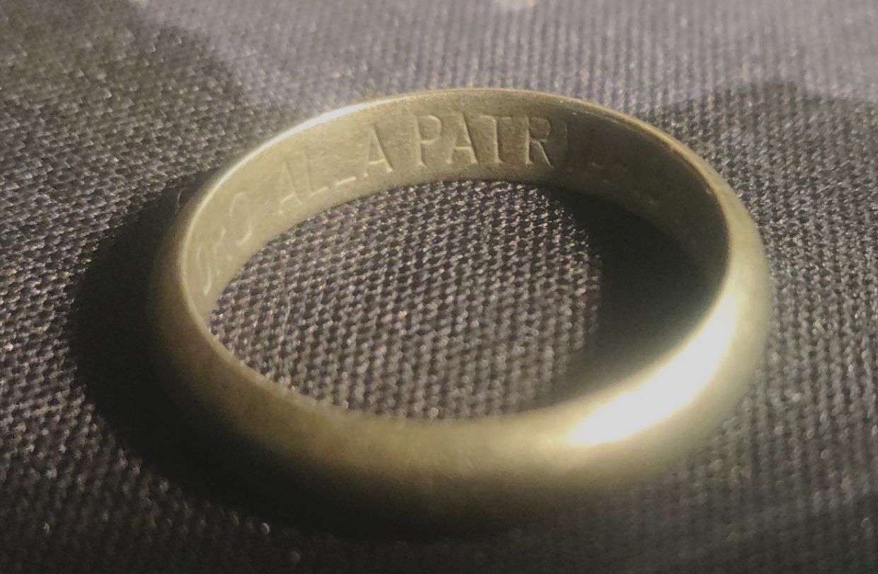 Foto che ritrae la fede di Ferro della mia bisnonna. Si legge all'interno l'incisione "ORO ALLA PATRIA"