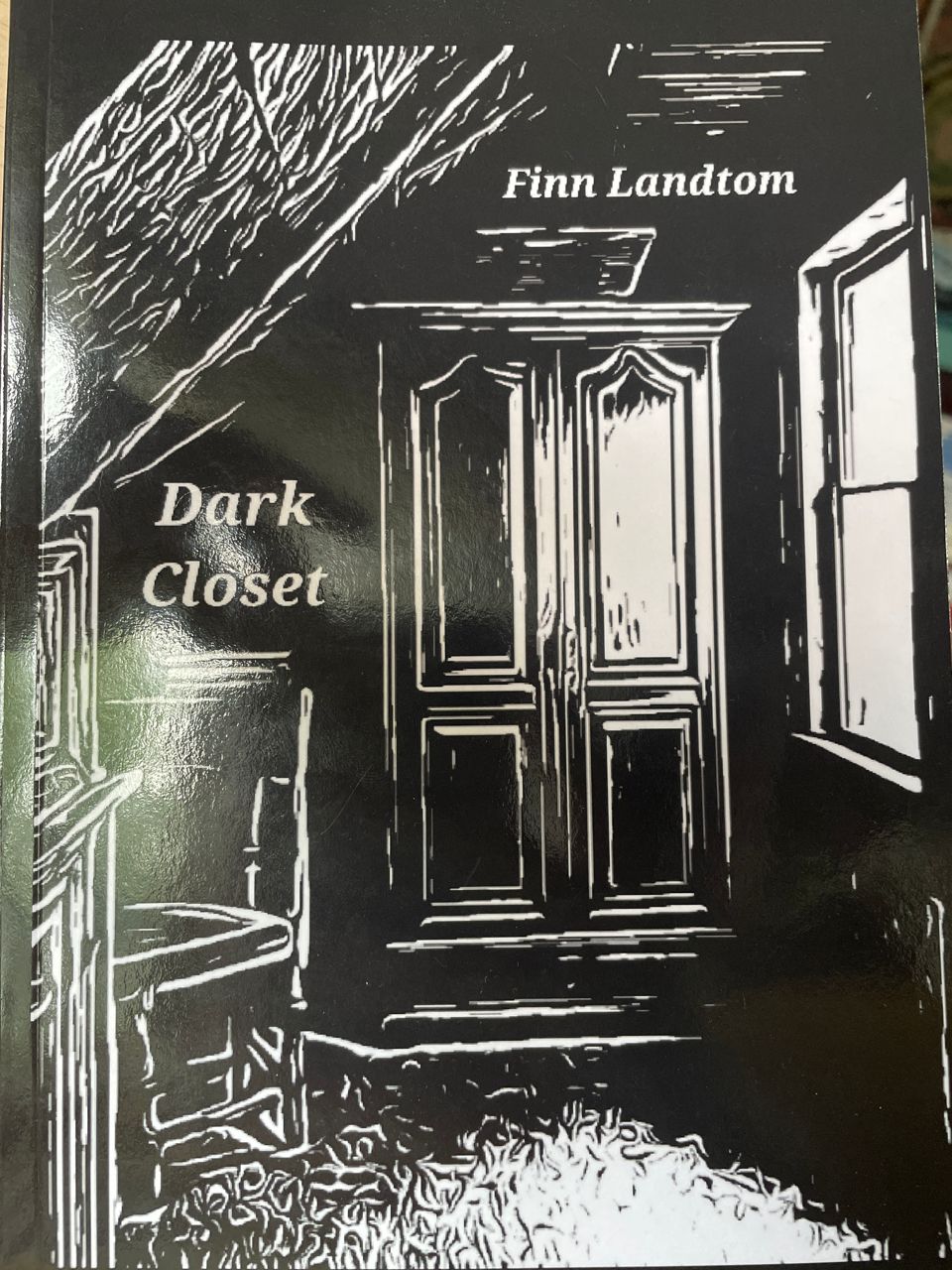 Mustavalkoinen kansi. Puupiirrosmainen hämärä huone jonka perällä iso vanhanaikainen kaappi.