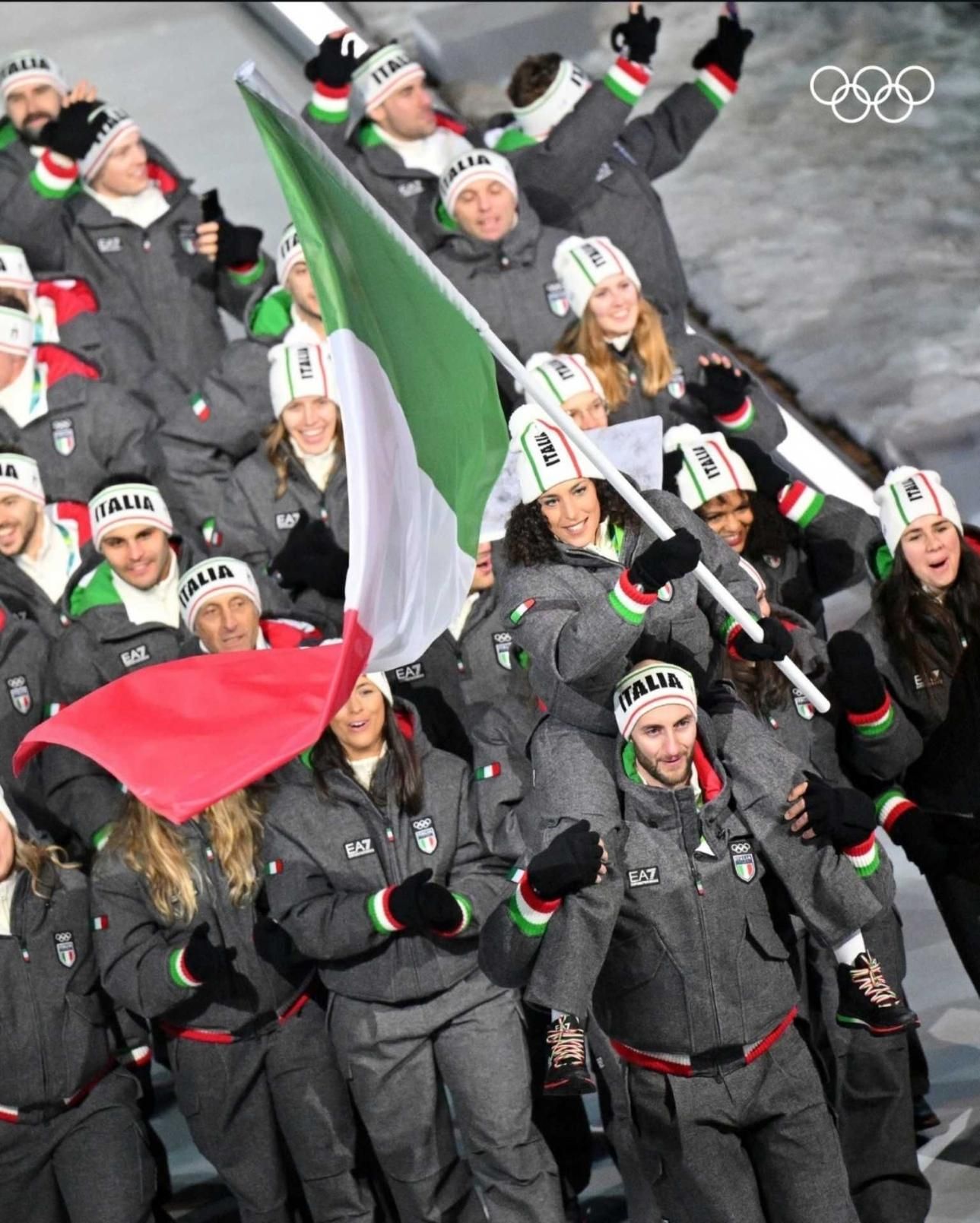 Gli atleti italiani con la divisa da benzinai.