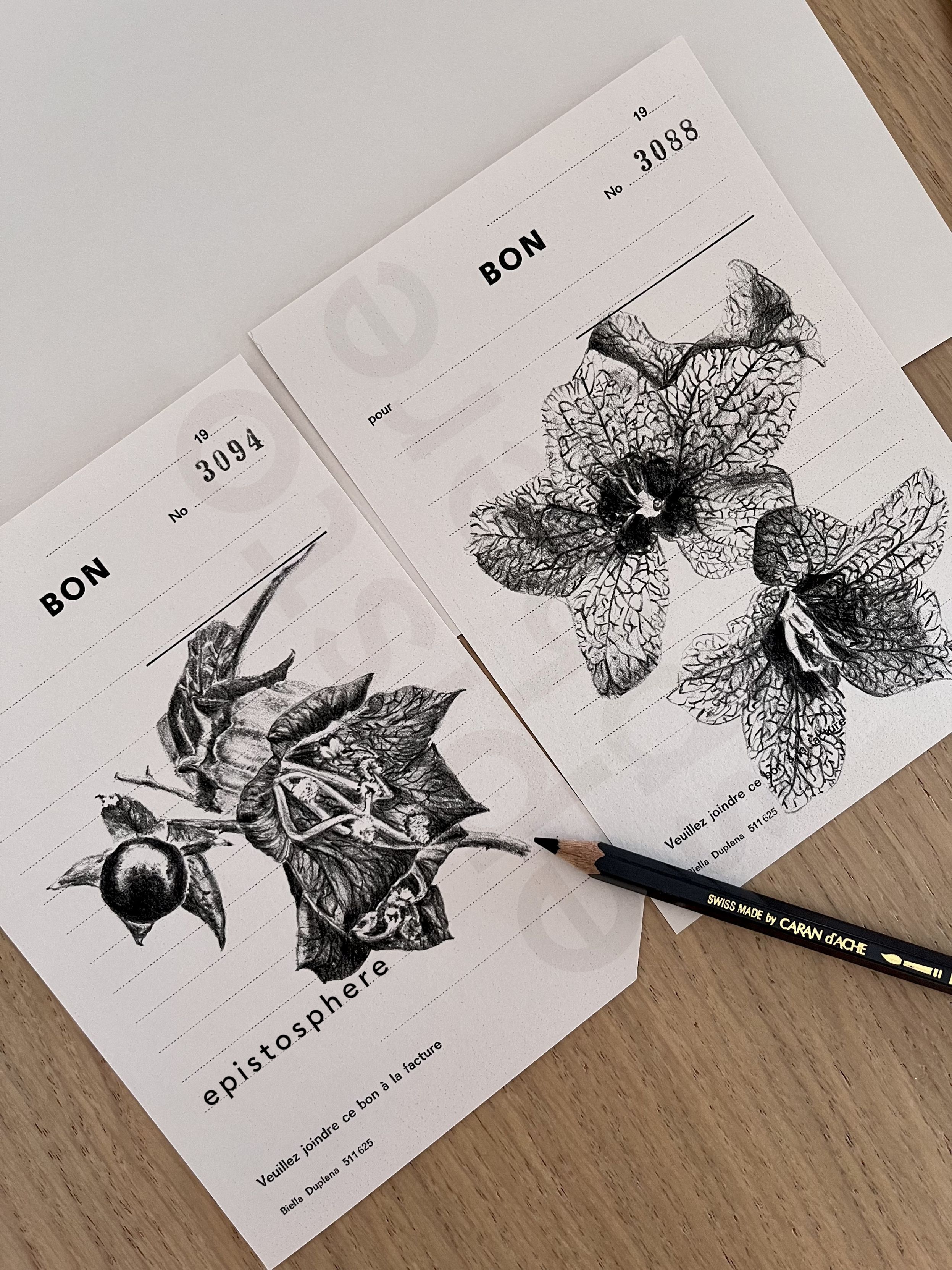 Dessins de belladone et de jusquiame noire sur des papiers d'anciens bons. Dans la marge inférieure, il est noté "Veuillez joindre ce bon à la facture". Les bons sont numérotés.