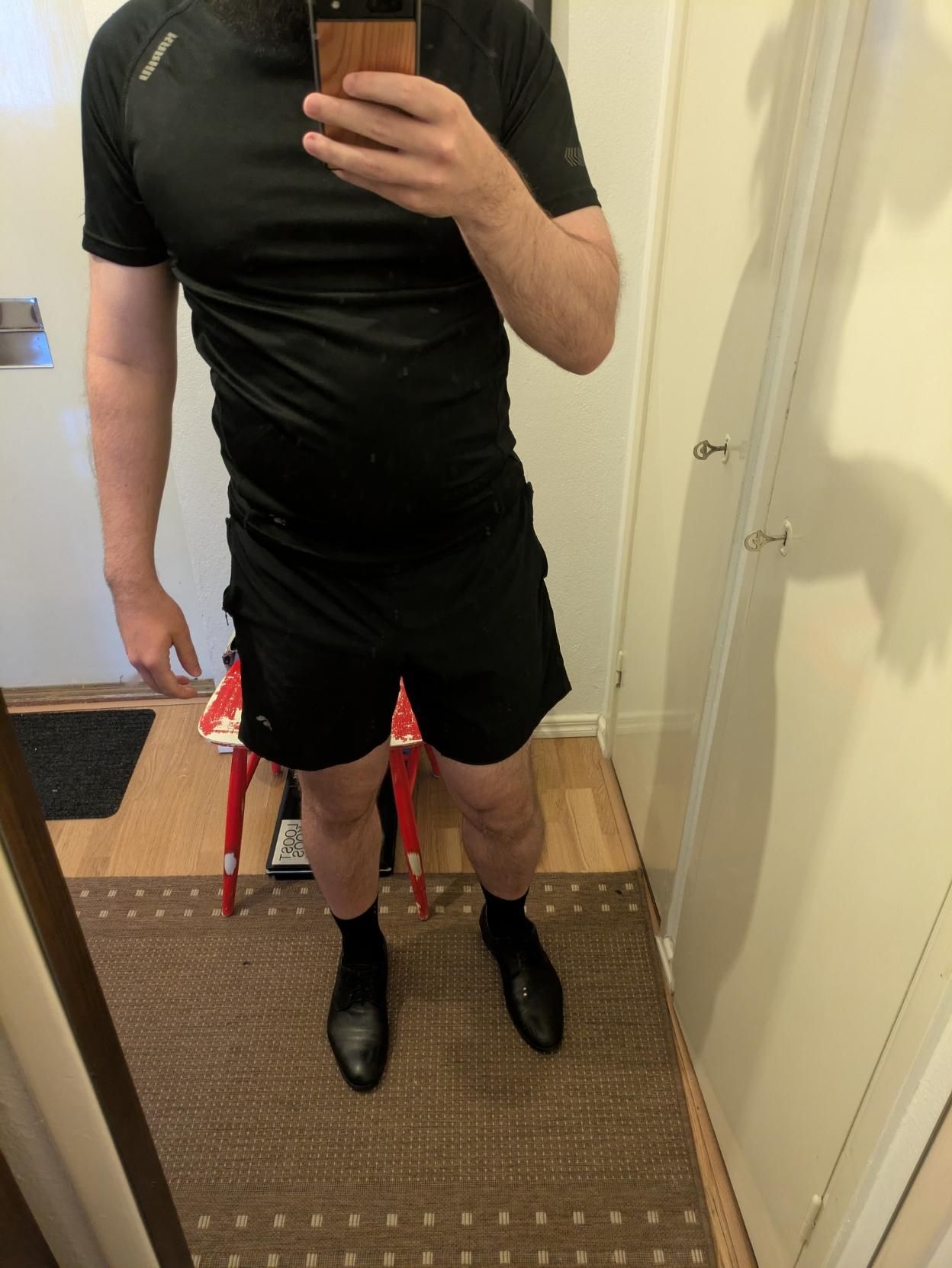 Tööttääjä urheiluvaatteissa ja keinonahkakengissä.