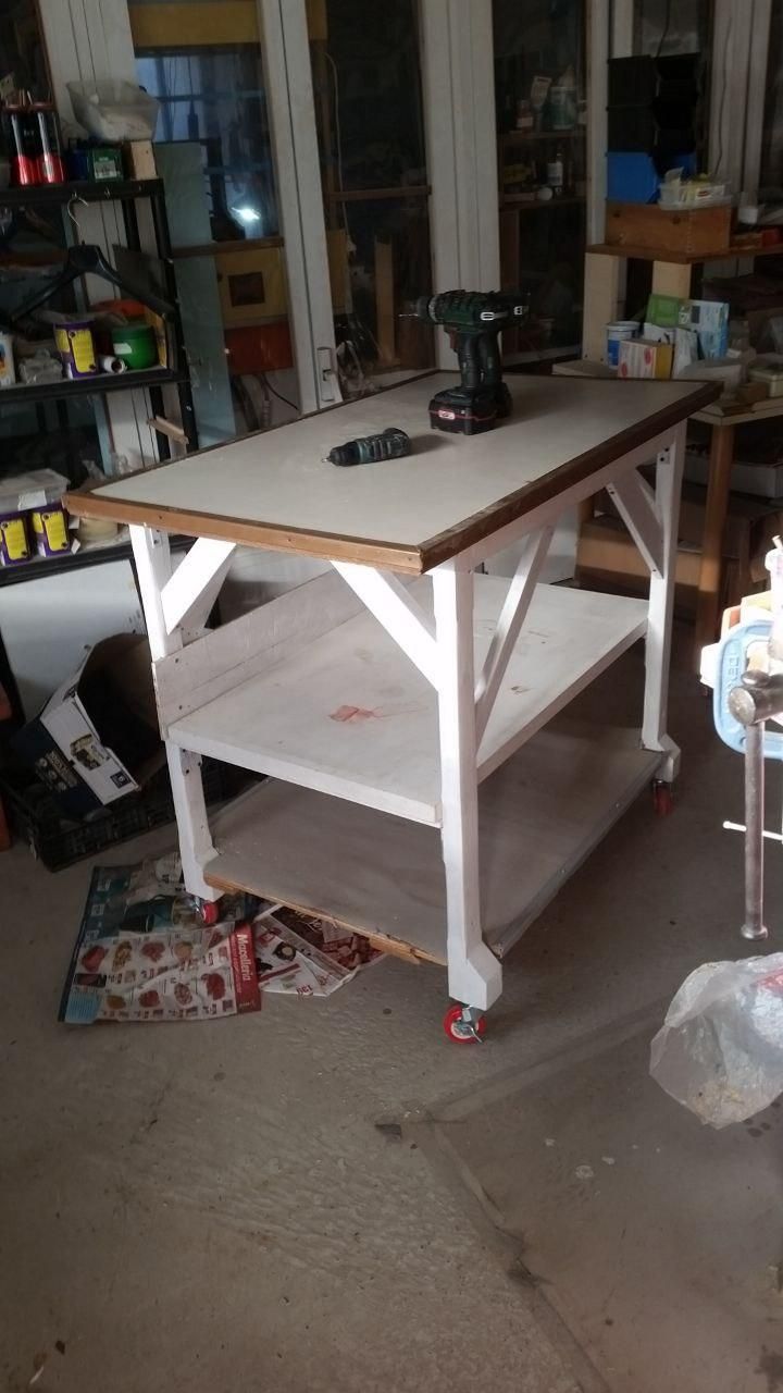 Tavolo semovente con due saette per ogni zampa.
Sopra un paio di trapani avvitatori Lidl.