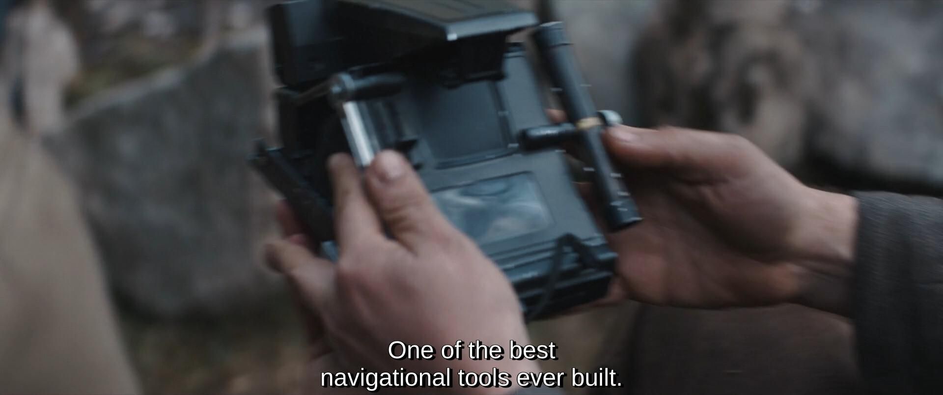 Scène de la série Andor (saison 1, épisode 5), où un rebelle (Nemik) présente un équipement portable de navigation à une nouvelle recrue (Cassian) :
« One of the best navigational tools ever built. »