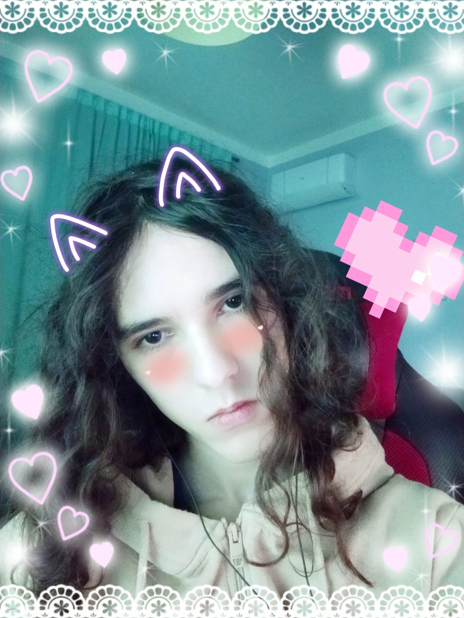 Selfie in camera mia con varie decorazioni di B612, cuoricini e blush e orecchie da gatto