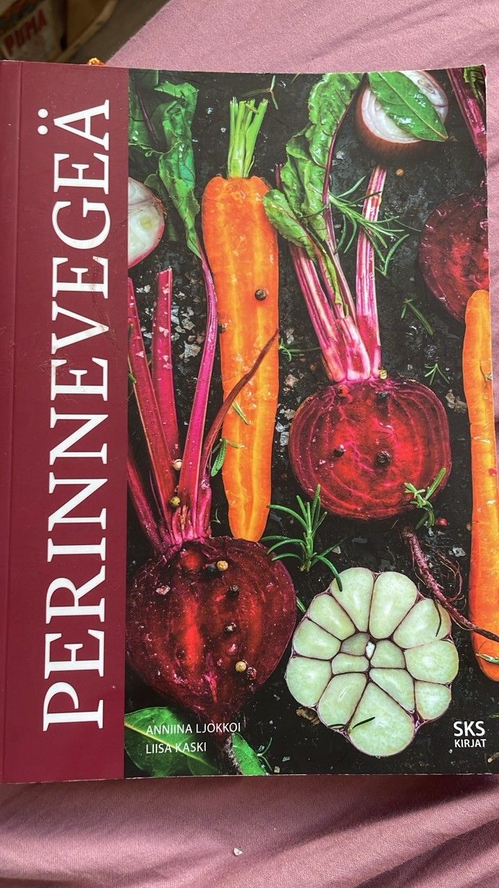 Perinnevegeä-kirjan kansi. Kuvassa naatteineen halkaistuina paistettuja juureksiä, maisteita ja valkosipulia.