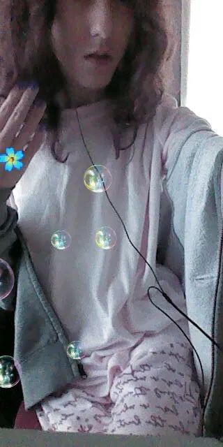 Selfie col 3DS con il pigiama in questione da seduta