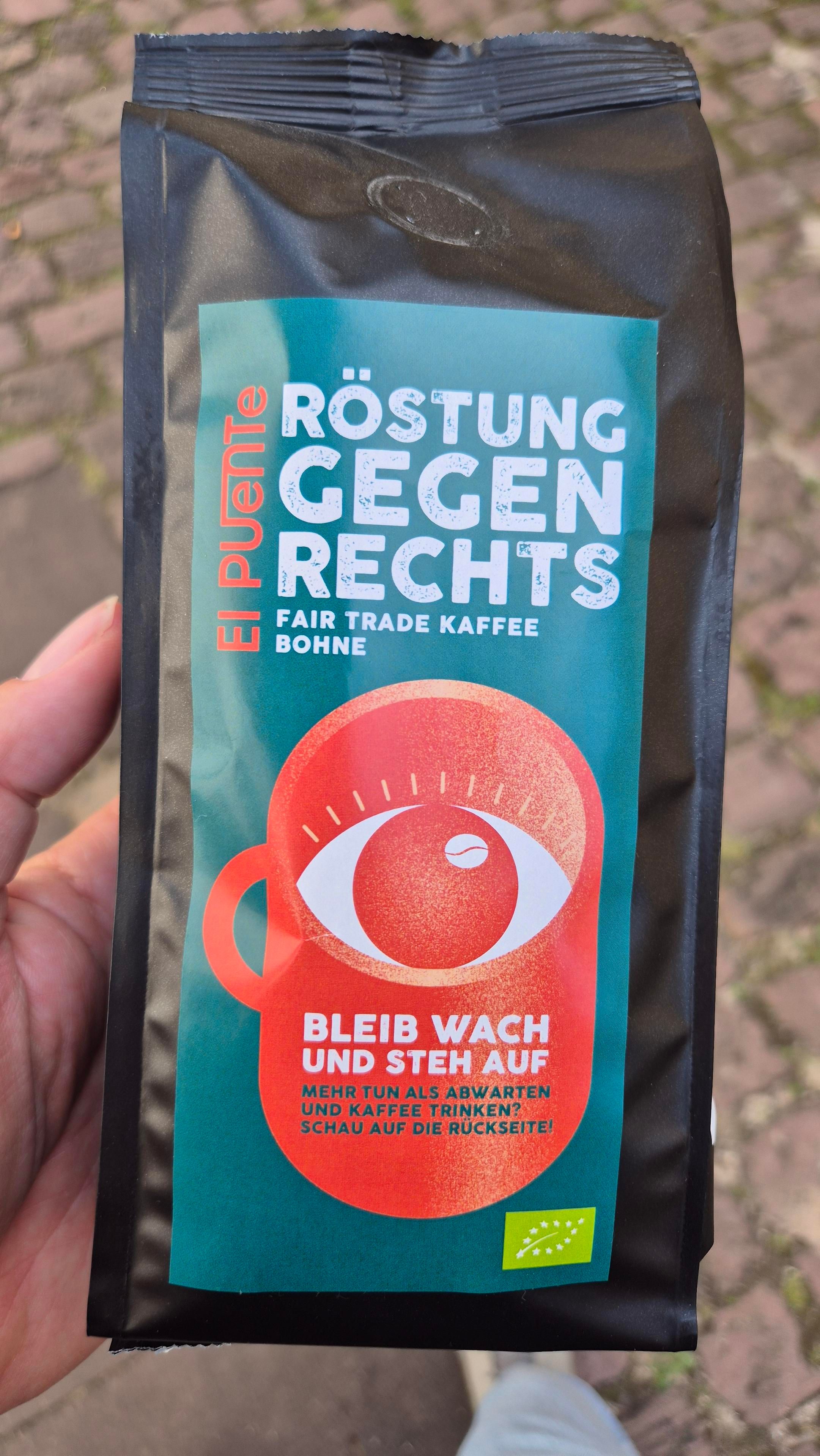 Eine Packung Fair Trade Kaffee Bohnen der Aktion "Röstung gegen Rechts" 
