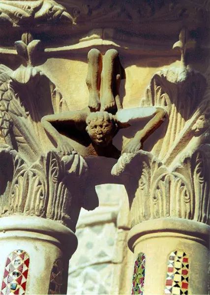 Un capitello del colonnato del Chiostro dei Benedettini di Monreale (PA)
