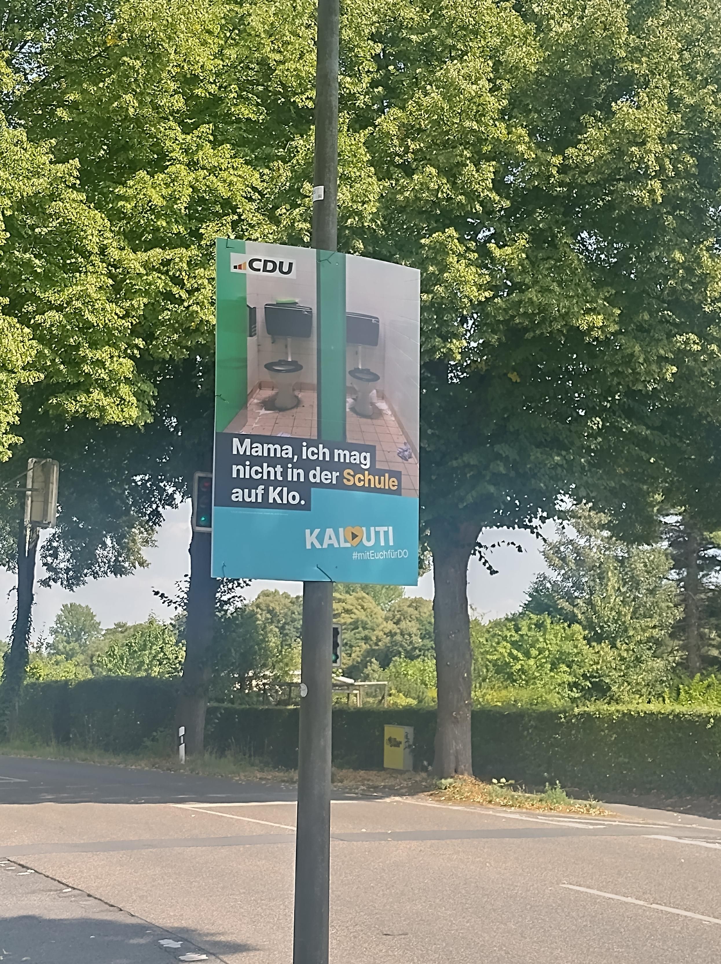 Wahlplakat "Mama, ich mag nicht in der Schule auf Klo" Bild dreckiger Toiletten