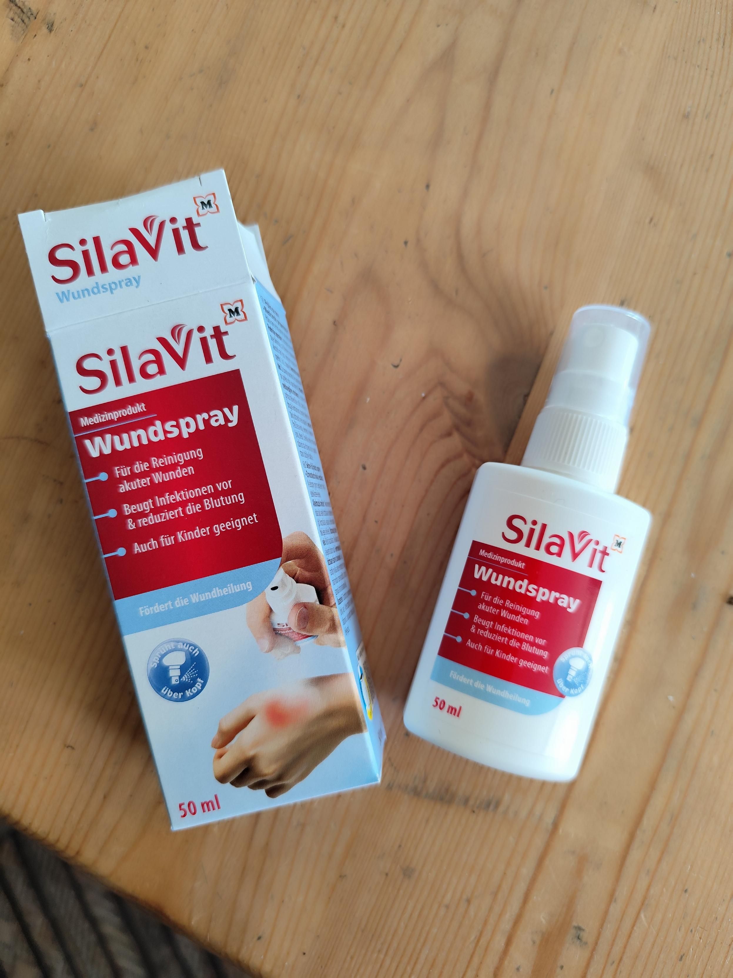 Eine Sprühflasche Silavit Wundspray neben der Umverpackung