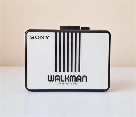 Walkman Sony, bianco, su sfondo bianco.