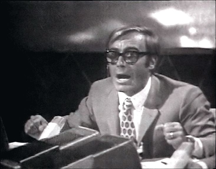 Screenshot dallo speciale "La notte italiana della Luna", montaggio della diretta Rai del 20 luglio 1969, capitolo del DVD "L'uomo sulla Luna". L'immagine raffigura Tito Stagno mentre dà lo storico annuncio: «Ha toccato!», riferendosi all'allunaggio dell'Apollo 11.