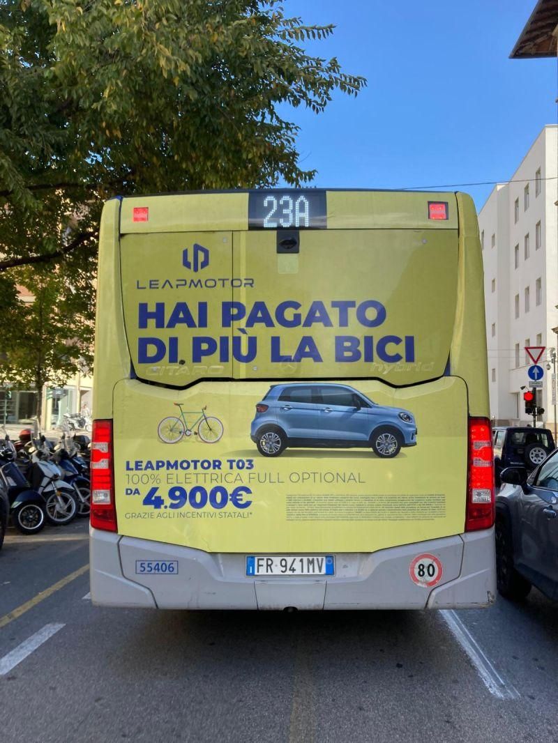 La pubblicità furbesca dell'utilitaria elettrica... 
