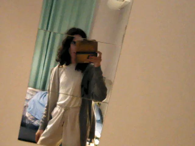 Selfie in piedi con il new 3DS XL allo specchio, con più luce