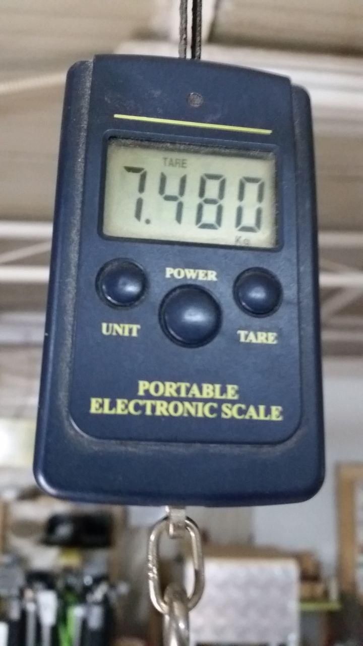 Bilancia che segna 7480 grammi.