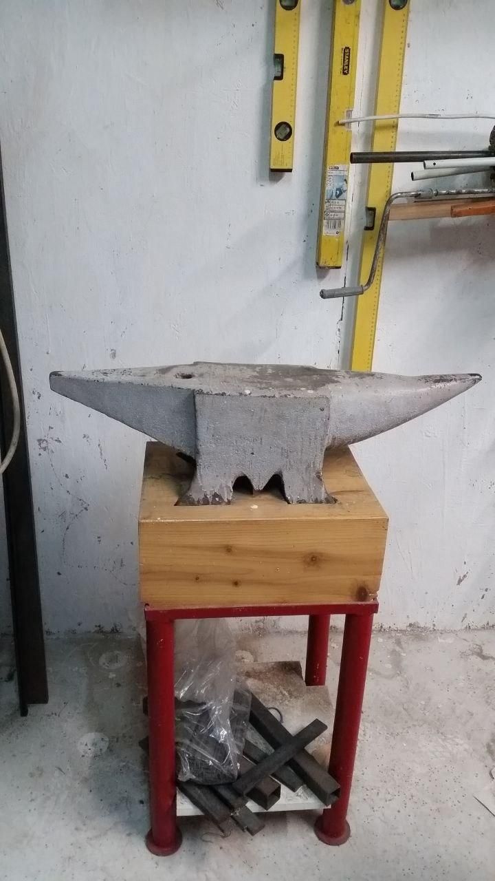 Incudine, ovviamente in ferro, verniciata con antiruggine perché ne avevo un fondo da finire.
Lunga 75 cm da corno a corno, larga 18 cm.
Non so quanto pesi, ma di sicuro pesa più di mia moglie.