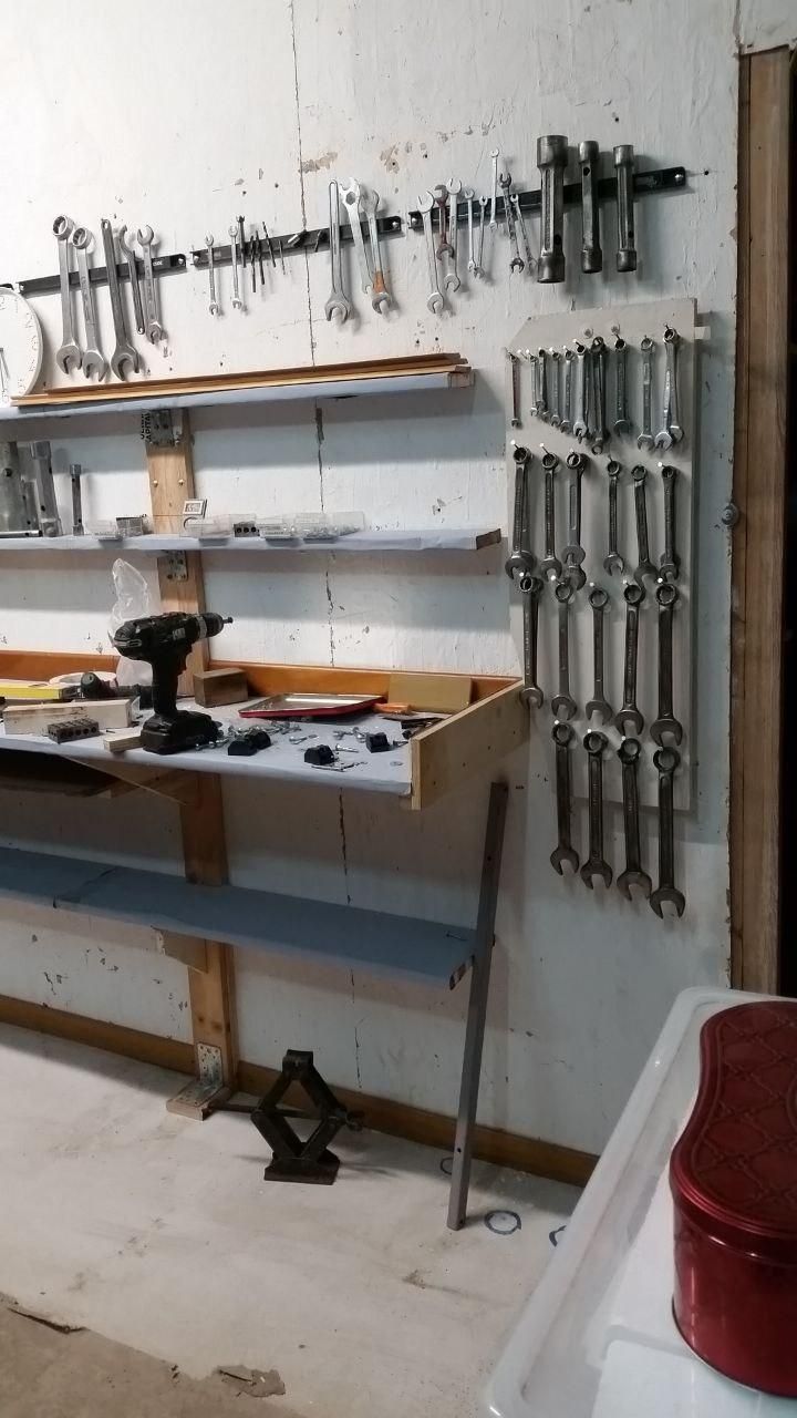 Pannello con le chiavi combinate appeso in uno spazio morto a fianco del superscaffale.