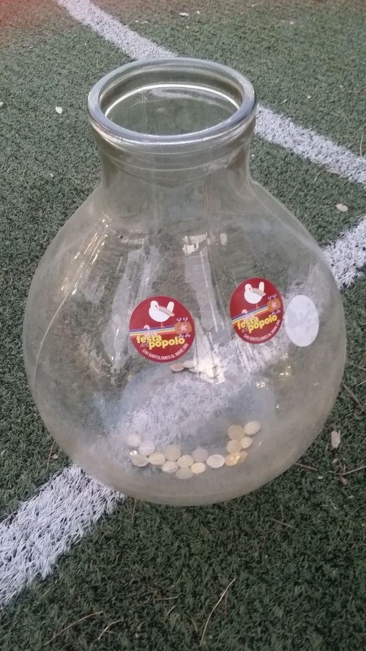 Boccione per offerte, con una manciata di spiccioli