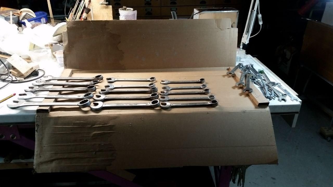 Chiavi distese su un pezzo di cartone.
A sinistra quelle più grandi, dalla 32 alla 18, dall'altra parte un mucchietto di quelle più piccole.