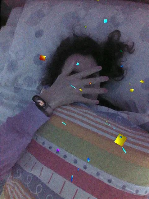 Selfie col 3DS mentre sono sul mio letto sotto il cuscino con la faccia coperta.