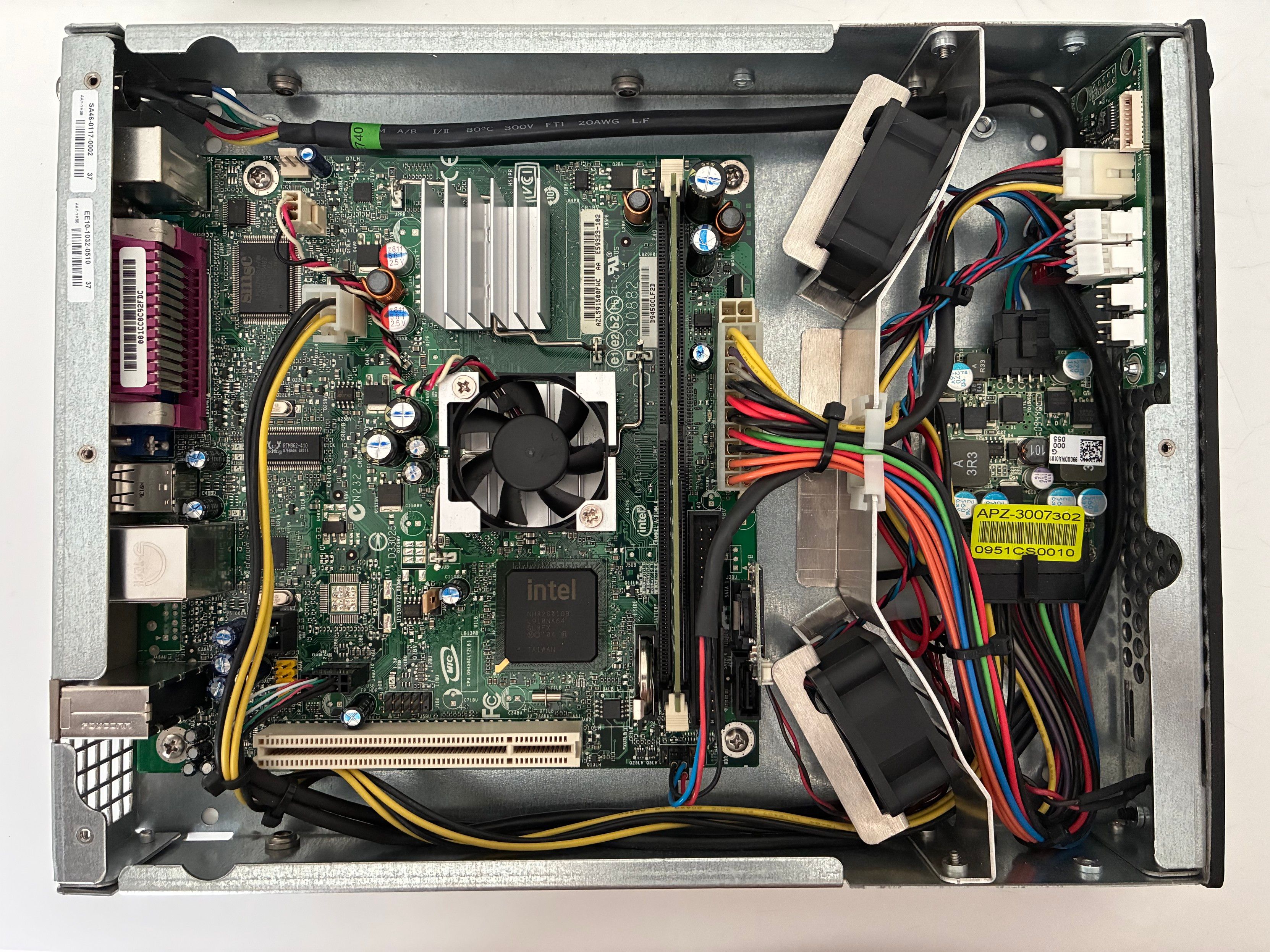 The insidie of the device. A Samp Intel motherboard, two fan and a mini 12v to atx power supply