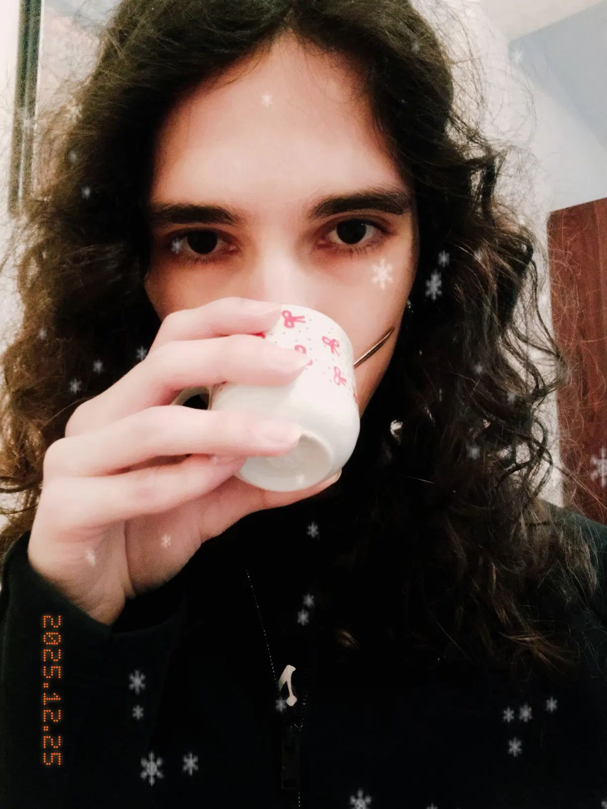 Selfie di me mentre bevo dalla tazzina